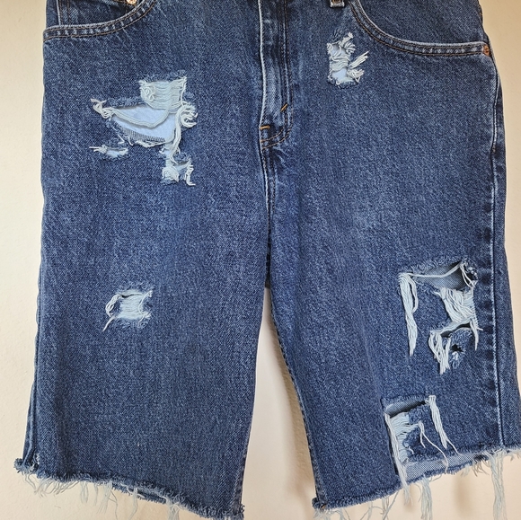☆Levi mid thigh distressed shorts☆ - Picture 5 of 16